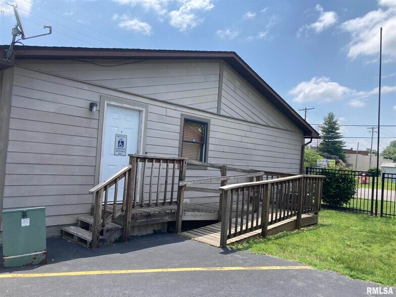 More Photos Of 112 Main, Goreville Healthcare For Sale
