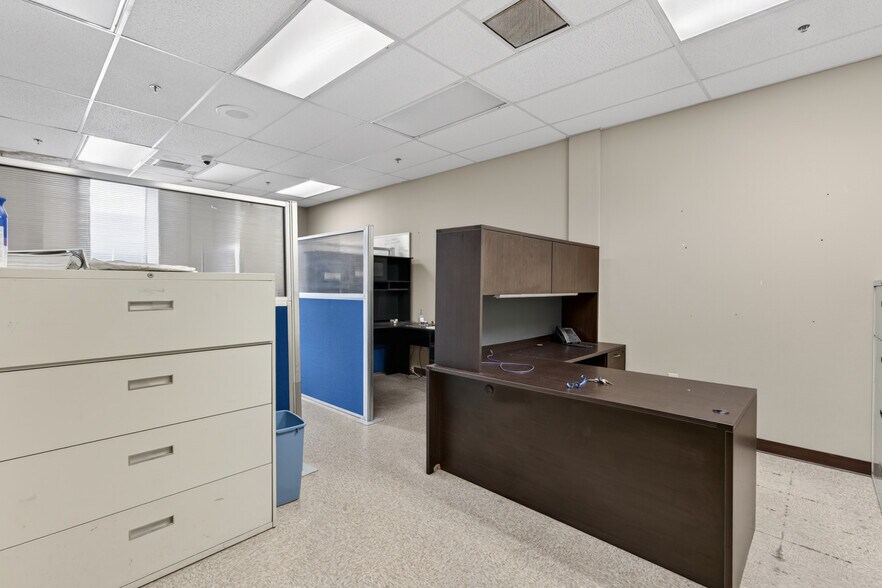 More Photos Of 310 Pennington Dr, Paris Manufacturing For Sale
