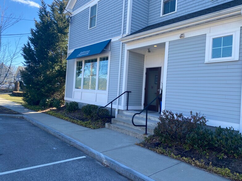More Photos Of 10 Anoka Ave, Barrington Storefront Retail Residential For Lease