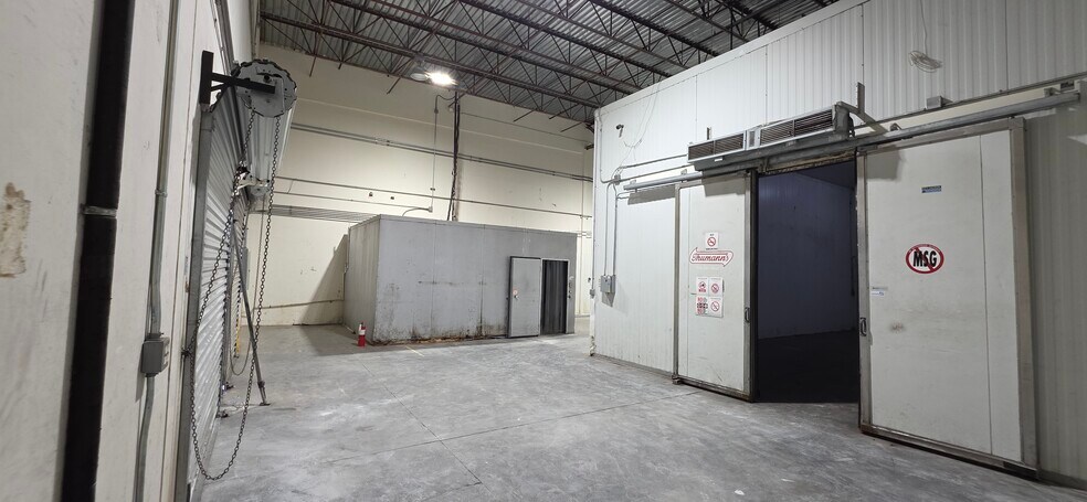 More Photos Of 7810 Kingspointe Pky, Orlando Warehouse For Lease