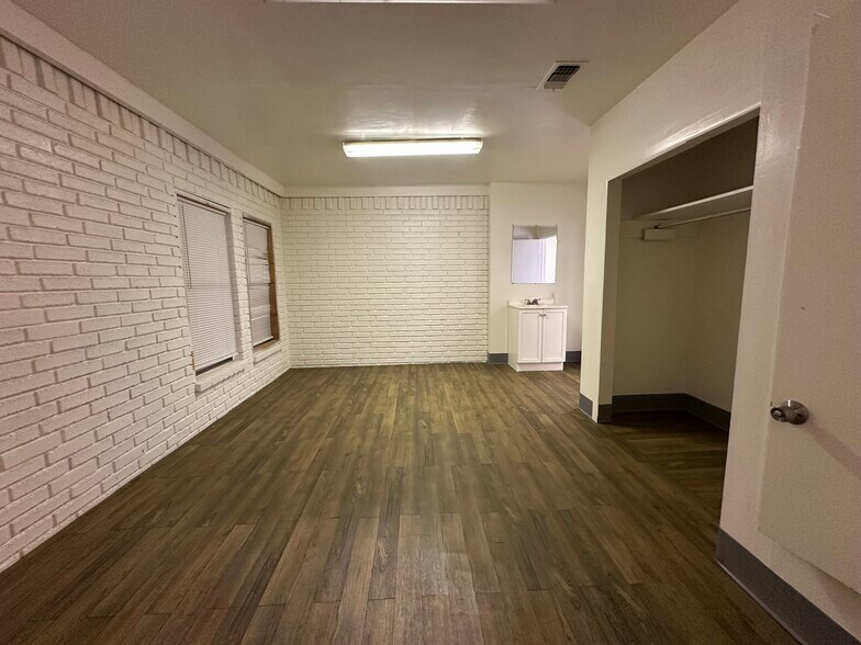 More Photos Of 6628 Crestway Dr, San Antonio Flex For Sale