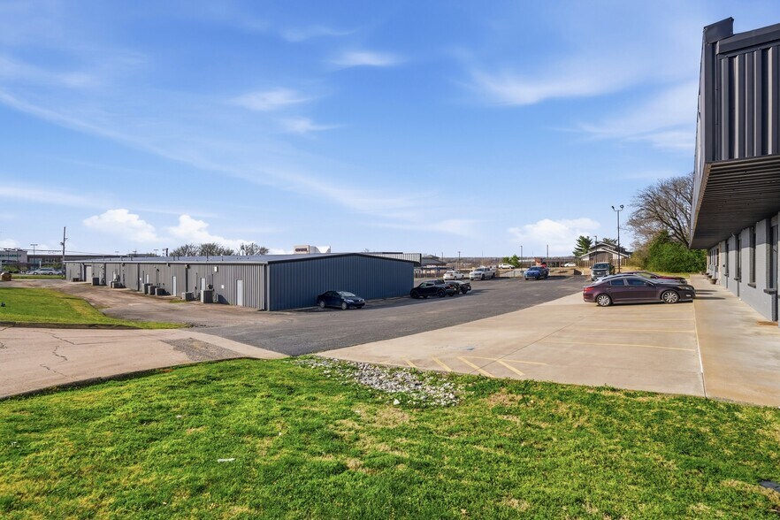 More Photos Of 3416-3422 N College Ave, Fayetteville Unknown For Lease