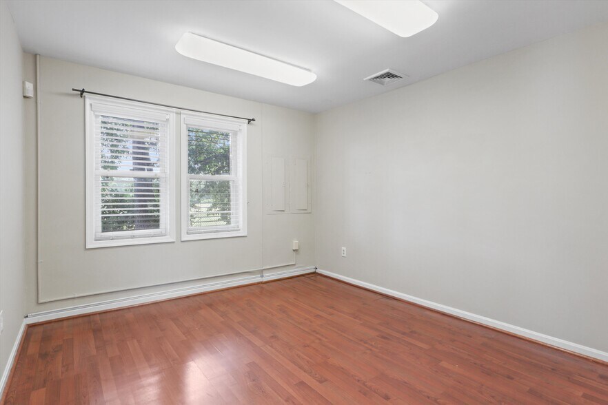 More Photos Of 2106 Gallows Rd, Vienna Office For Lease