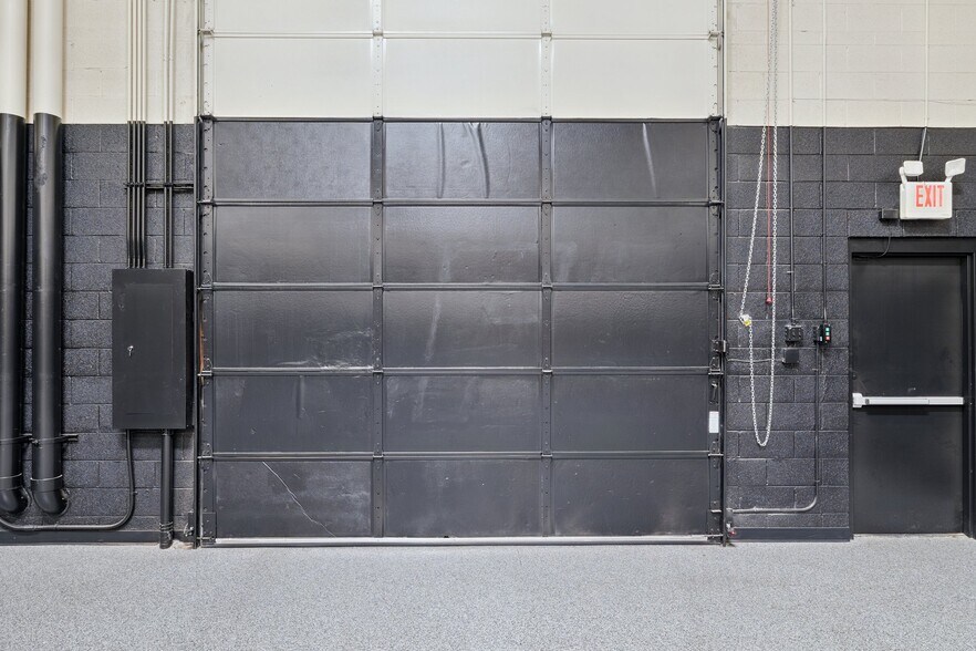 More Photos Of 9096 E Bahia Dr, Scottsdale Showroom For Lease