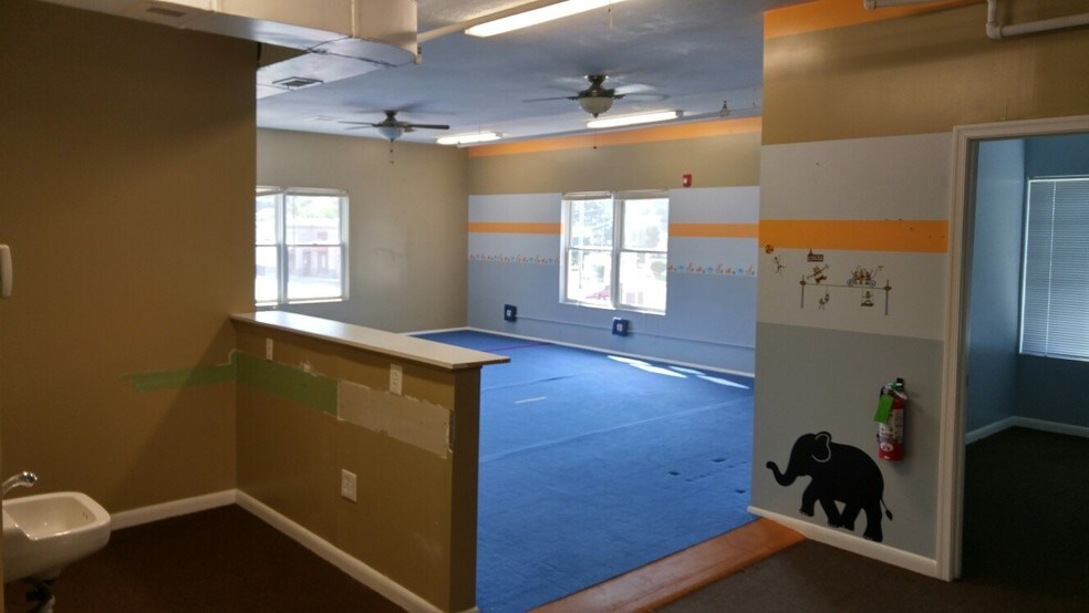 More Photos Of 20 Mayo Rd, Edgewater Storefront Retail Office For Lease