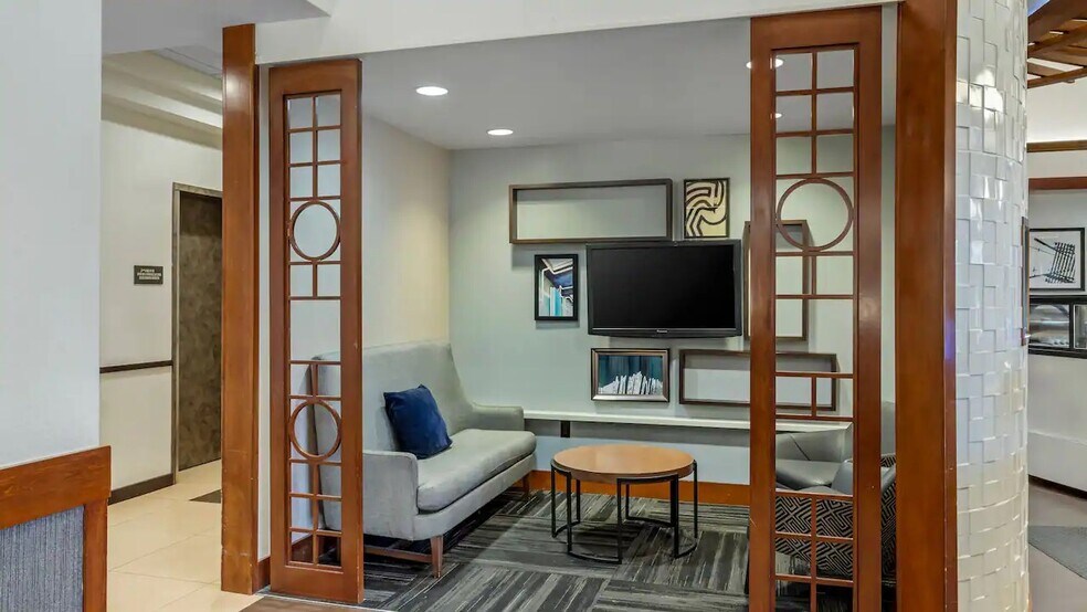 More Photos Of 300 United Leuva Cir, Houston Hotel For Sale