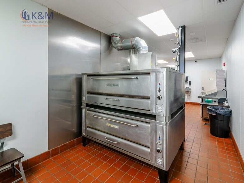 More Photos Of 9412 Battle St, Manassas General Retail For Lease