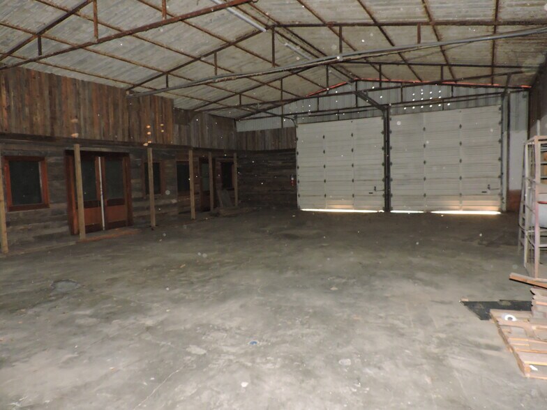 More Photos Of 920 W Mason St, Mabank Manufacturing For Sale