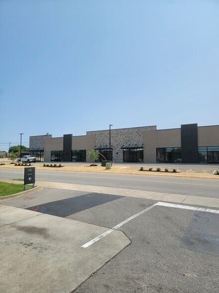 More Photos Of 3900 Hollingwood Blvd, Clarksville Storefront Retail Office For Lease