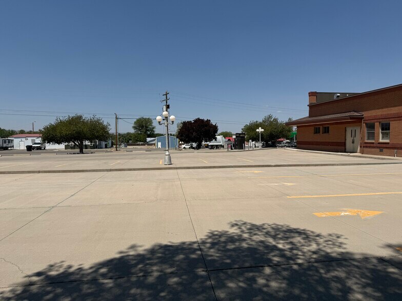 More Photos Of 500 U.S. 50 Business Loop, Olathe General Retail For Sale