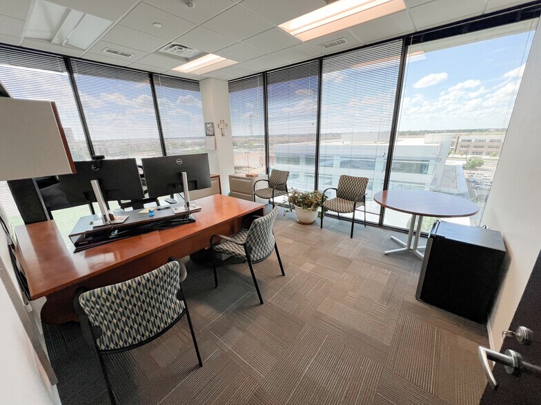 More Photos Of 303 Veterans Airpark Ln, Midland Office For Lease
