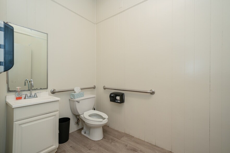 More Photos Of 1809 Alpine Rd, Longview Office For Sale