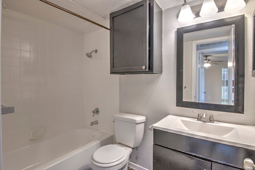 More Photos Of 1820 N Garrett Ave, Dallas Apartments For Sale