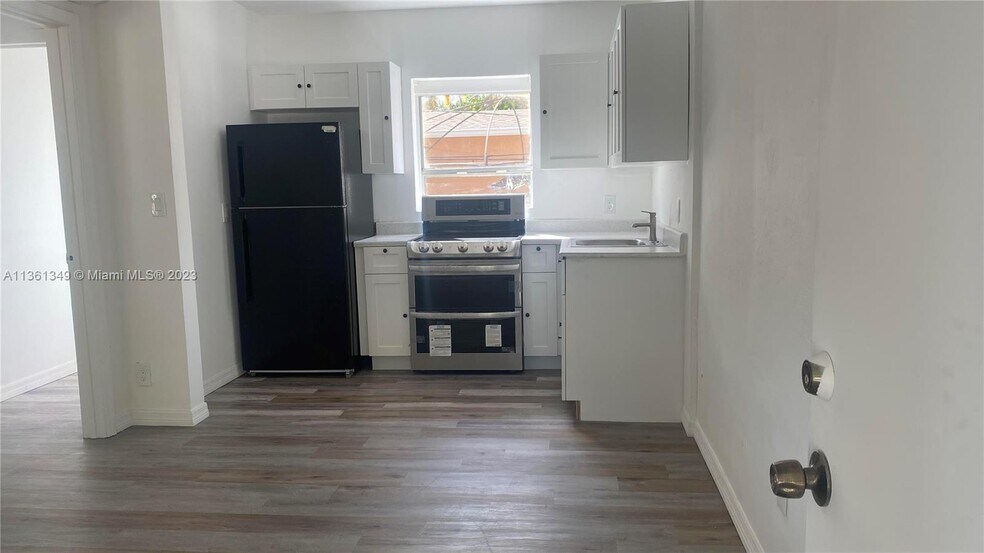 More Photos Of 1943-1947 Buchanan St, Hollywood Apartments For Sale