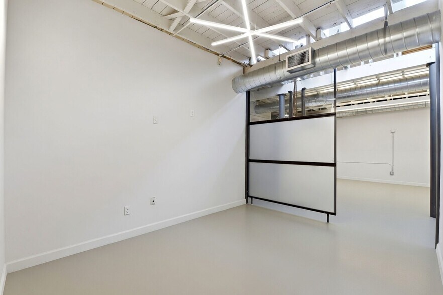 More Photos Of 603 W 11th St, Houston Office For Lease