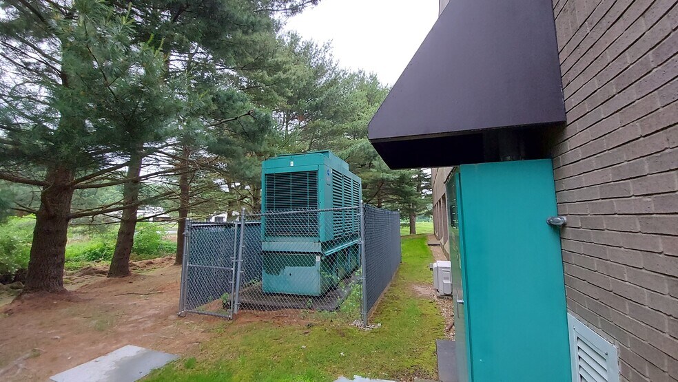 More Photos Of 7 McKee Pl, Cheshire Office For Lease