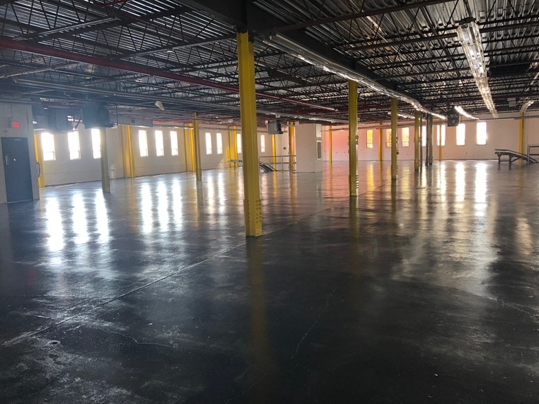 More Photos Of 144 E Kingsbridge Rd, Mount Vernon Warehouse For Lease