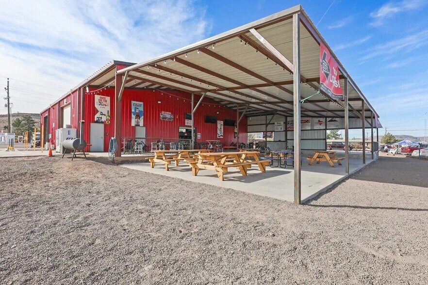 More Photos Of 300 S Cockrell St, Alpine Convenience Store For Sale