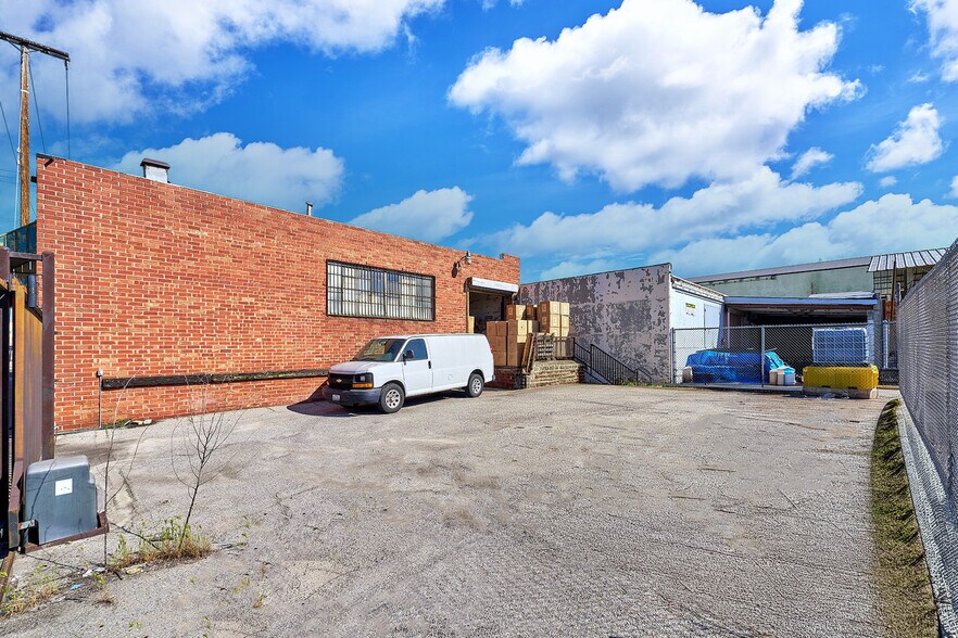 More Photos Of 2302 E 38th St, Vernon Manufacturing For Sale