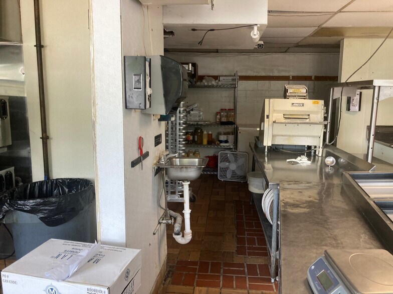 More Photos Of 2715-2719 W Broadway Ave, Minneapolis Fast Food For Sale