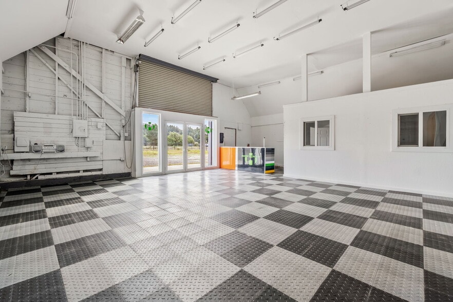 More Photos Of 4051-4061 N Highway 101, Eureka Warehouse For Sale