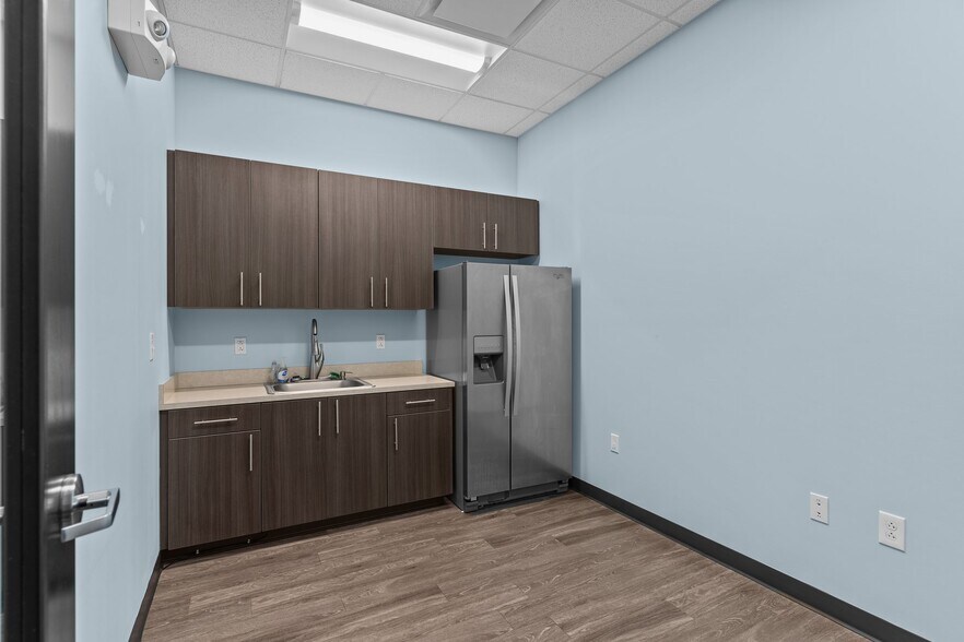 More Photos Of 6740 Rock Spring Rd, Wilmington Office For Lease