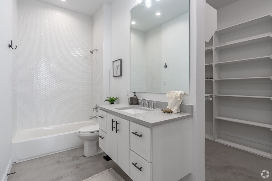 More Photos Of 707 W Commerce St, Dallas Apartments For Sale