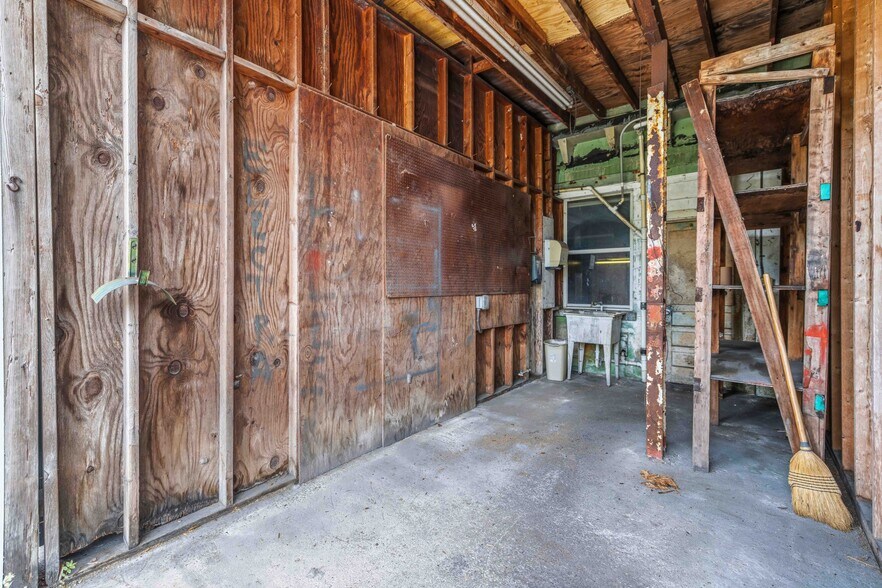 More Photos Of 2053 13th St, Sarasota Warehouse For Lease