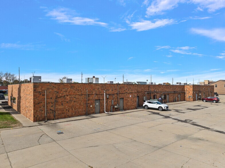 More Photos Of 41560-41660 Garfield Rd, Clinton Township Freestanding For Sale