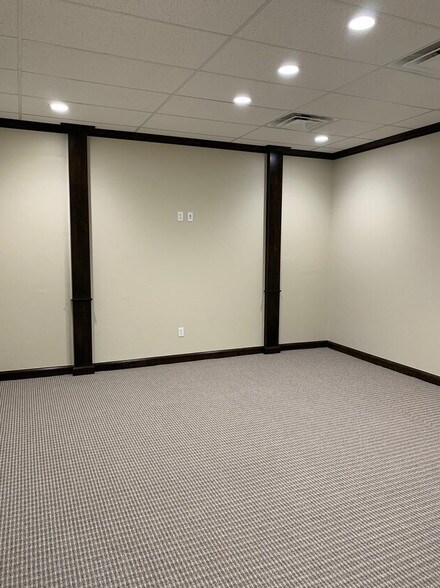 More Photos Of 401 W Vandament Ave, Yukon Office For Lease