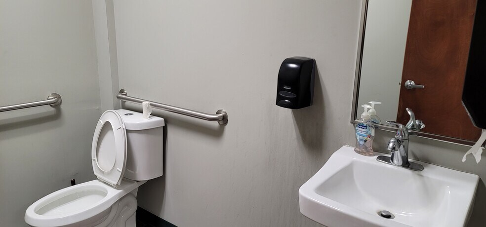 More Photos Of 131 New Rd, Parsippany Storefront For Lease