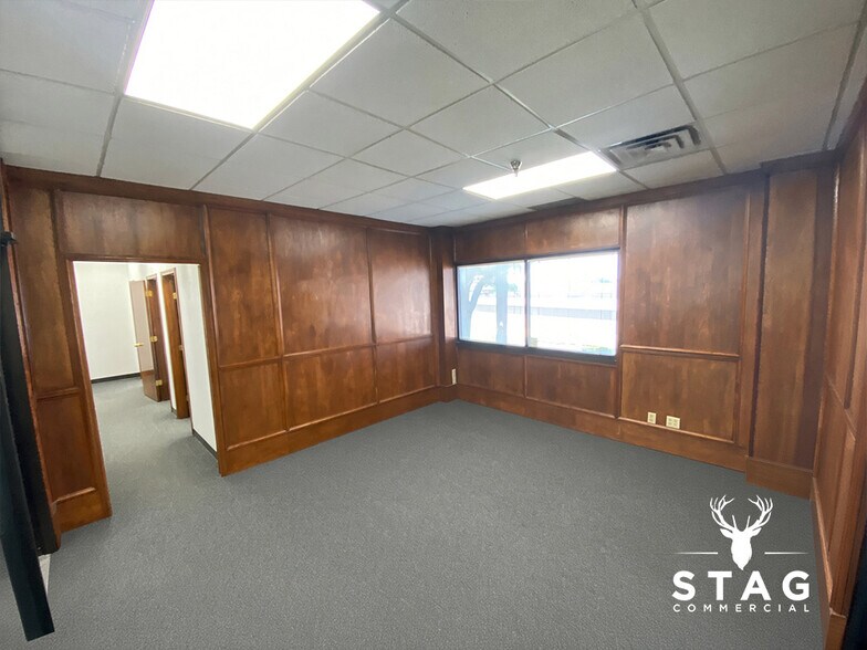 More Photos Of 3901 Airport Fwy, Bedford Office For Lease