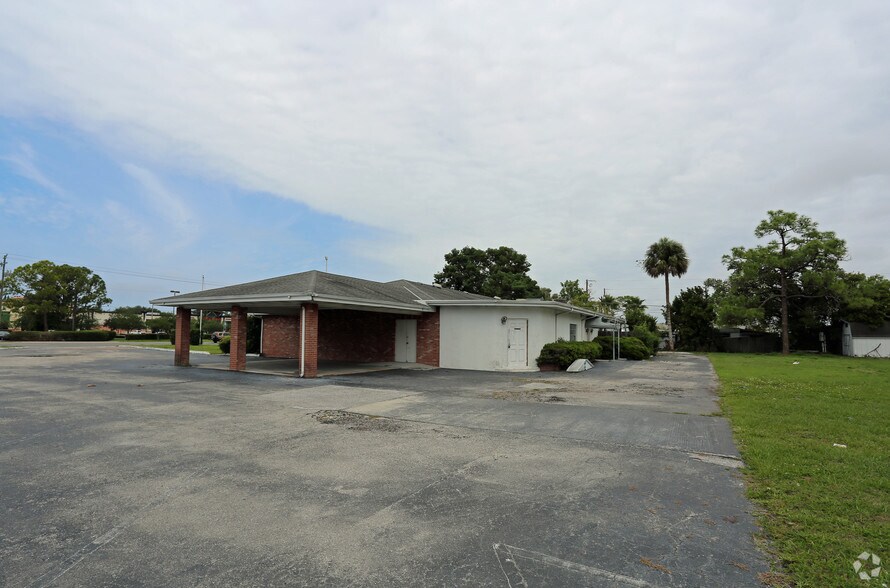 More Photos Of 5827 14th St, Bradenton Funeral Home For Sale