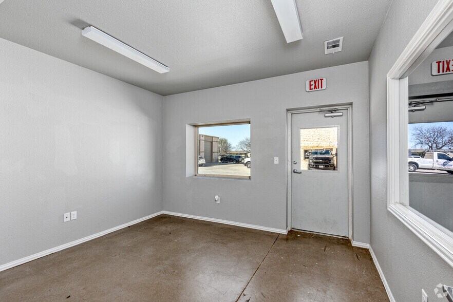 More Photos Of 207 King Rd, Frisco Warehouse For Lease