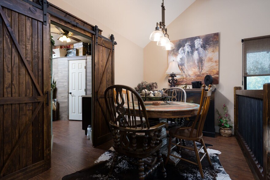 More Photos Of 504 Tivy St, Kerrville Flex For Sale