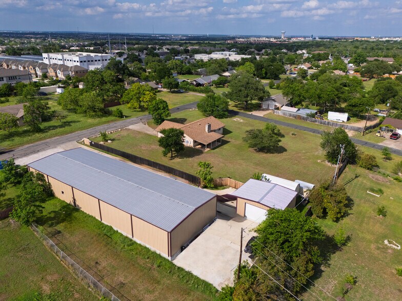 More Photos Of 1612 Shenandoah Dr, Cedar Park Warehouse For Sale