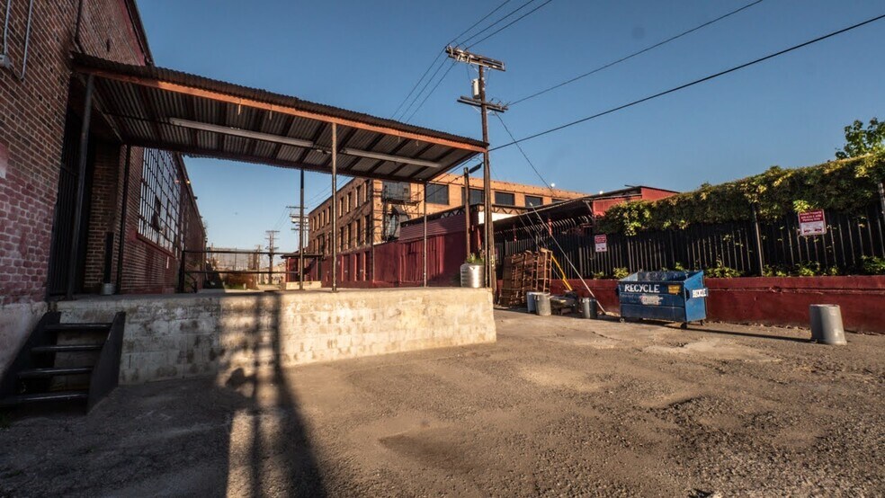 More Photos Of 6000 Avalon Blvd, Los Angeles Warehouse For Lease