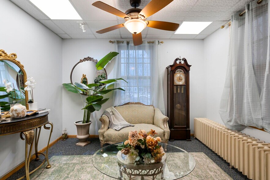 More Photos Of 3040 Lyndale Ave S, Minneapolis Office For Sale