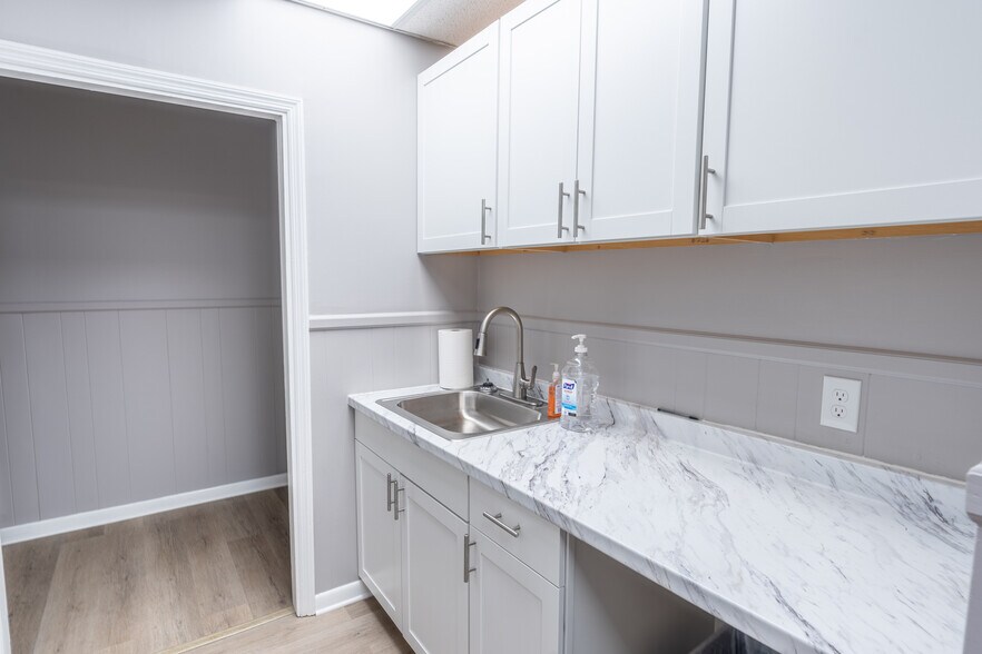 More Photos Of 1379 McDow Dr, Rock Hill Warehouse For Lease