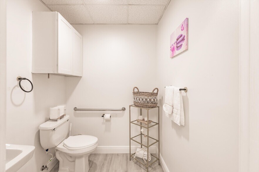 More Photos Of 848 1st Ave N, Naples Medical For Lease