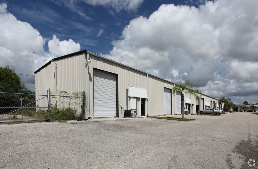 More Photos Of 914 NE 24th Ln, Cape Coral Warehouse For Lease