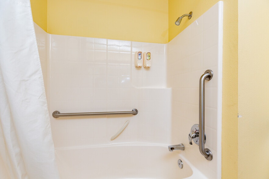 More Photos Of 550 SE Highway 101, Lincoln City Hotel For Sale
