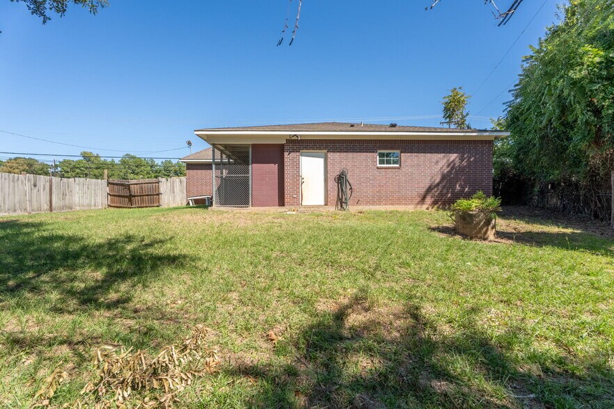 More Photos Of 3815 Troup Hwy, Tyler Medical For Sale