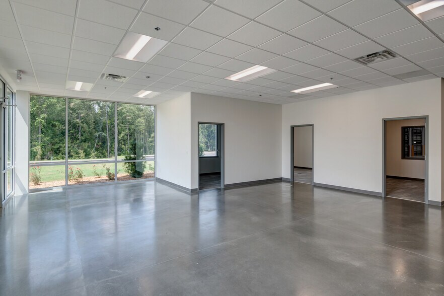 More Photos Of 4811 Flat Shoals Rd, Union City Distribution For Lease
