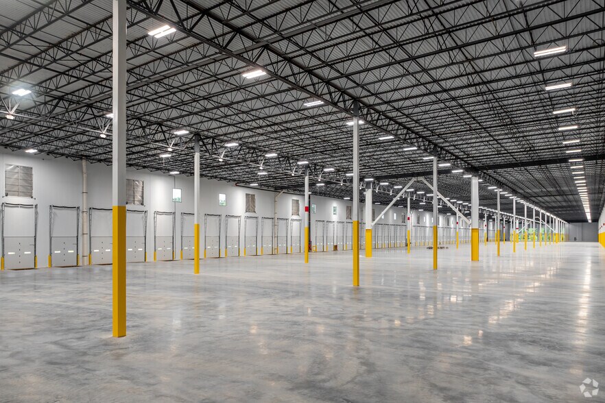 More Photos Of 7995 Bowen Road, Palmetto Distribution For Lease