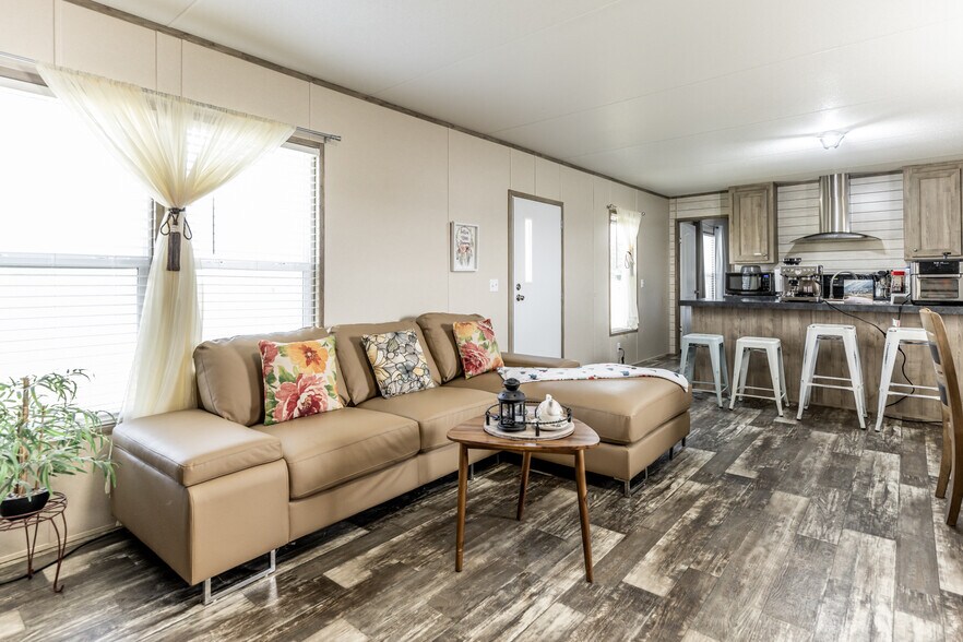 More Photos Of 3585 AN County Road 2701, Tennessee Colony Specialty For Sale