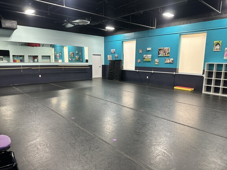 More Photos Of 920 Woodstock Rd, Roswell Unknown For Lease
