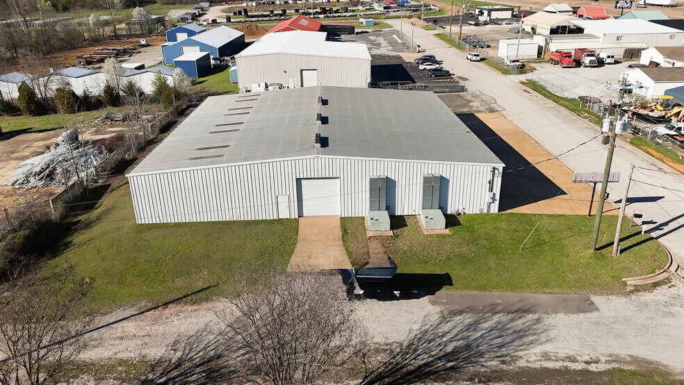 More Photos Of 39 N Madison Dr, Humboldt Showroom For Sale