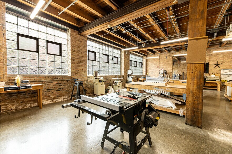 More Photos Of 1100-1114 W Monroe St, Chicago Showroom For Lease