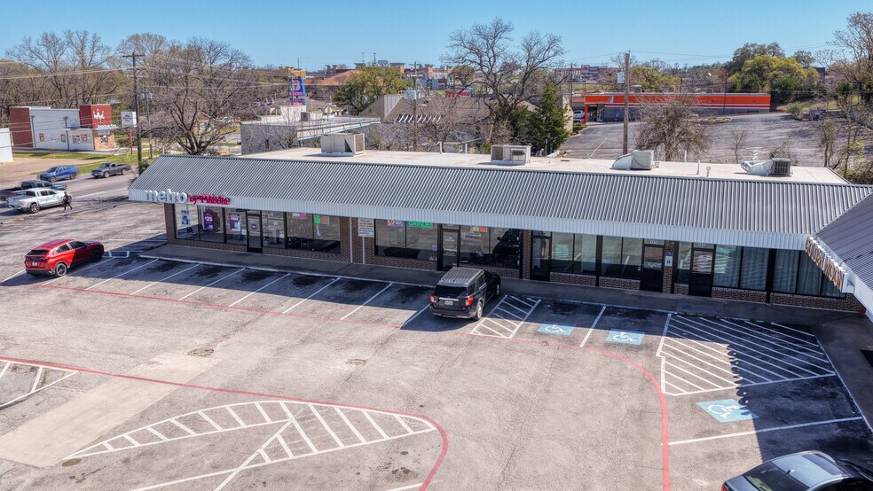 More Photos Of 1402-1418 S Main St, Weatherford Unknown For Lease